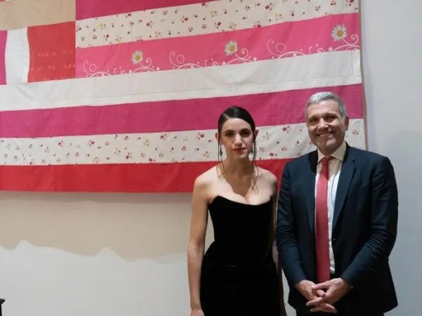 Για την Τζώρτζια Λαλέ και την  ρόζ σημαία 